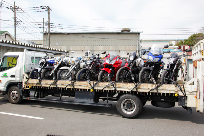 2りんかん車検センター 美女木工場に車検を受けるためにトラックで運ばれてきたバイクたち