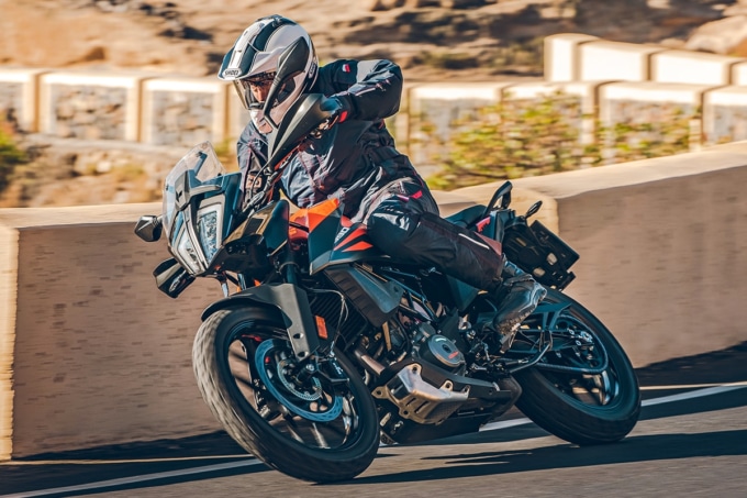 KTM 390ADVENTURE 走行中の様子