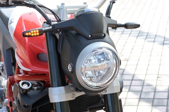 SWM VA'RE:Z125のヘッドライト