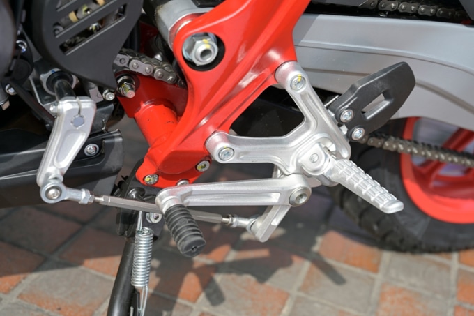 SWM VA'RE:Z125のステップ