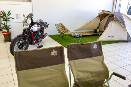 GS-M（グッドスピードモーターサイクル） 店内のLOGOSのテントなどキャンプ用品一式の展示スペース