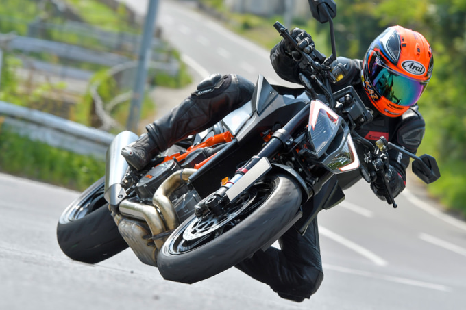 KTM 1290 SUPER DUKE R（2020年モデル）のワインディング走行