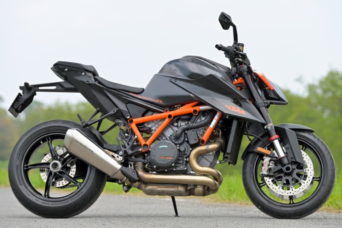 KTM 1290 SUPER DUKE R（2020年モデル）の右サイドビュー