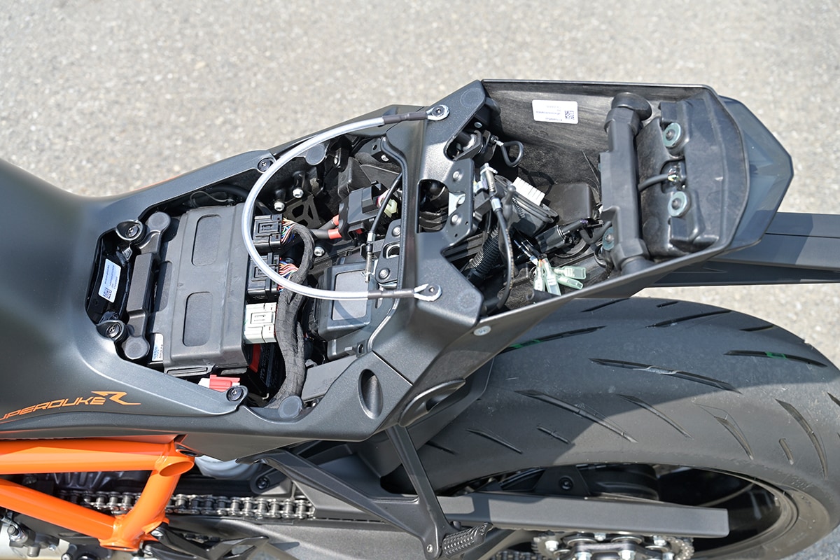 KTM 1290 SUPER DUKE R（2020年モデル）のシート下