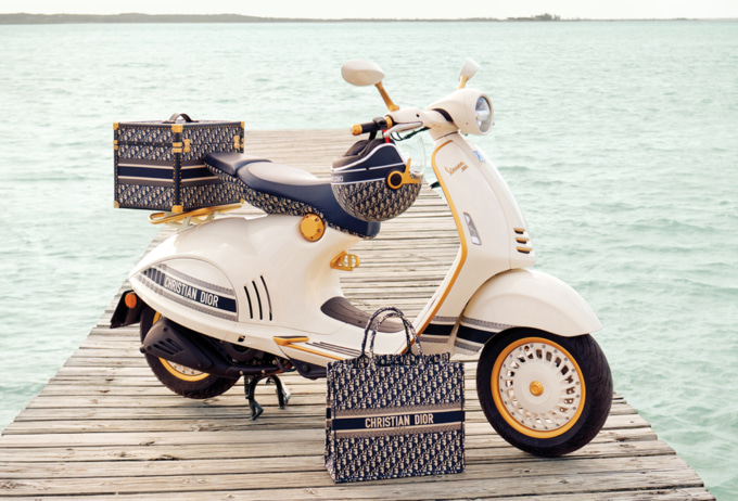 Dior & Vespa コラボスクーター「Vespa 946 Christian Dior」とアクセサリー