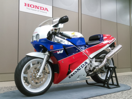 1987年登場の高性能スポーツモデルVFR750R(RC30)のリフレッシュプランをホンダが開始