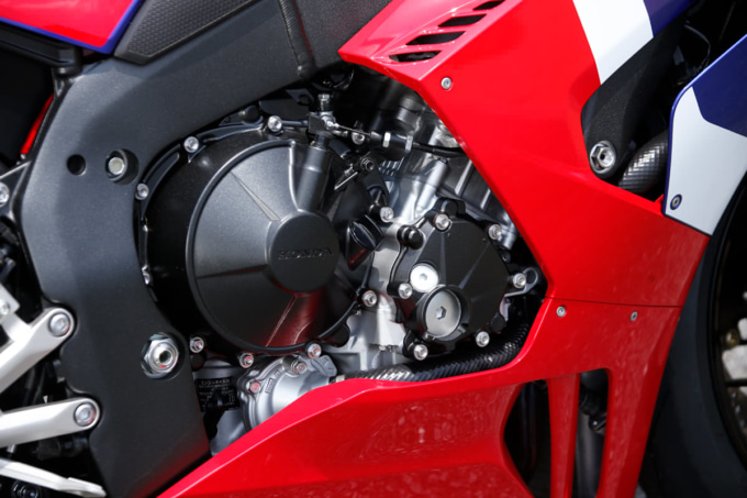 ホンダ CBR1000RR-R FIREBLADE 999㏄水冷並列4気筒エンジン