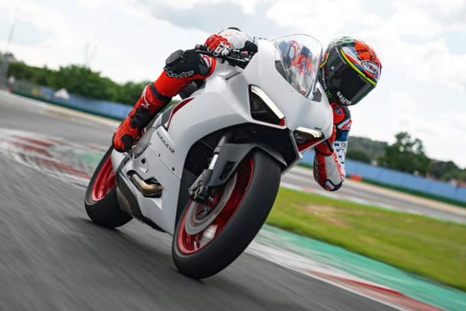 DUCATI PanigaleV2 走行シーン