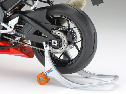 タミヤ 1/12スケール Honda CBR1000RR-R FIREBLADE SP リヤタイヤのアップ