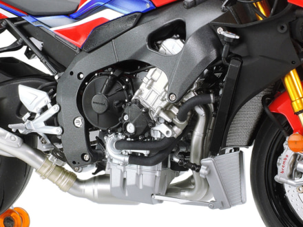 タミヤ 1/12スケール Honda CBR1000RR-R FIREBLADE SP カウルを外した状態のエンジンのアップ