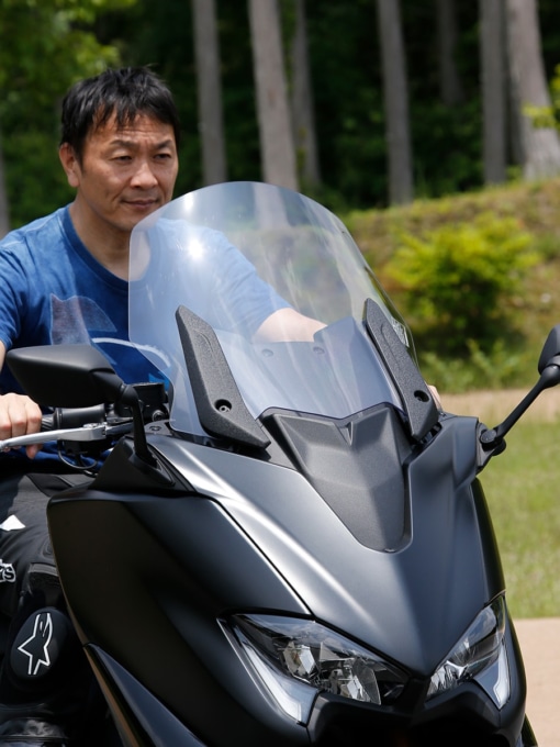 ヤマハ TMAX560 TECH MAX ABS 電動式ウインドスクリーンを下げた状態