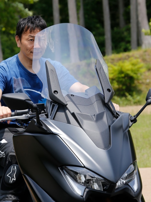 ヤマハ TMAX560 TECH MAX ABS 電動式ウインドスクリーンを上げた状態