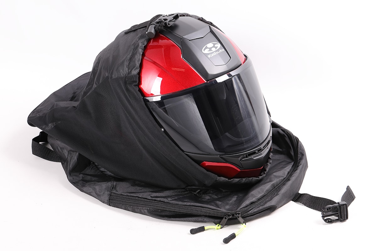 今やエコバッグは必須アイテム ヘルメット収納袋も搭載した ポケッタブルヘルメットリュク がデグナーから登場 バイクニュース タンデムスタイル
