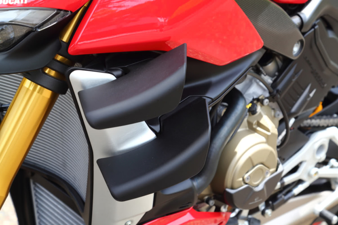 DUCATI STREETFIGHTER V4 S（ドゥカティ ストリートファイター V4 S）ダウンフォースを発生させるウイング