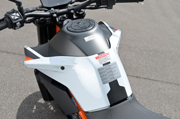 KTM 890DUKE Rのタンク