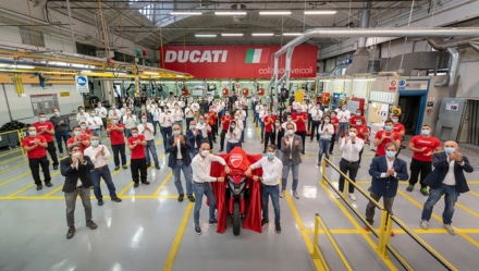 DUCATIが前後レーダーセンサー搭載した世界初のモーターサイクルとして“ムルティストラーダV4”を生産開始