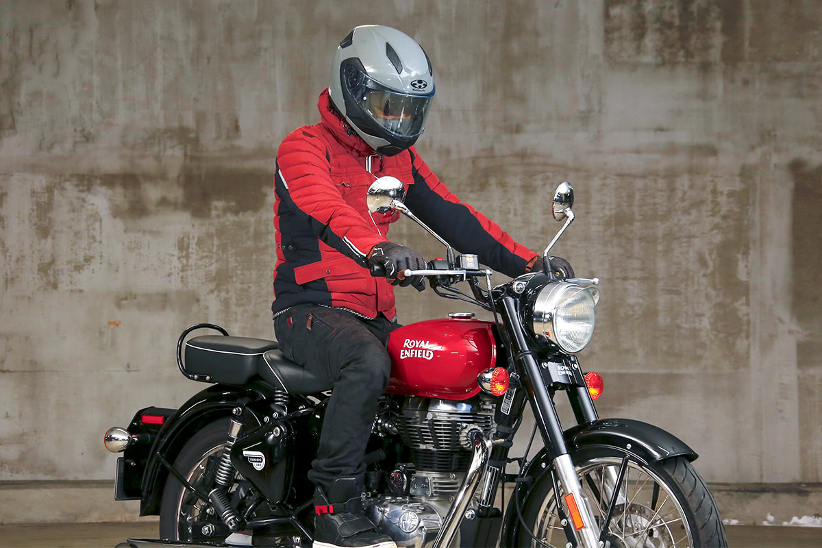 クラシカルタイプのバイクにクシタニ K-2809 アニフェスジャケットを着てまたがった状態