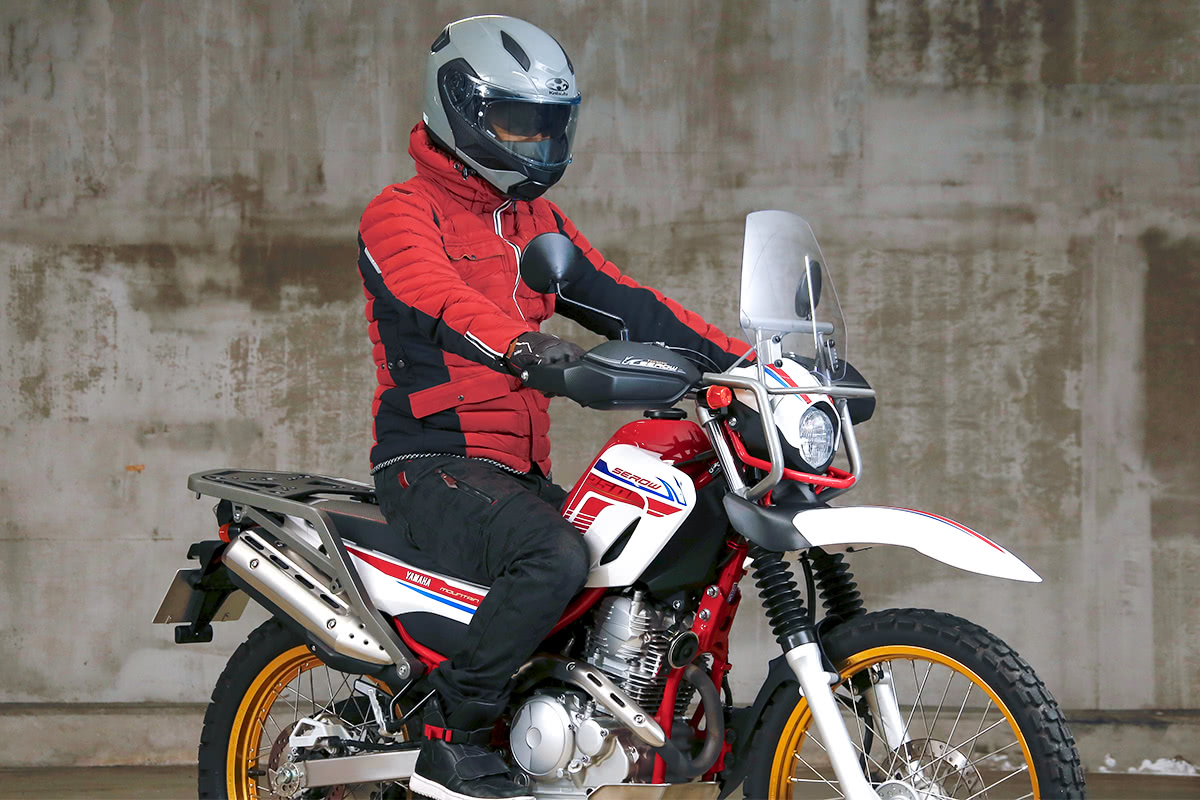 アドベンチャータイプのバイクにクシタニ K-2809 アニフェスジャケットを着てまたがった状態