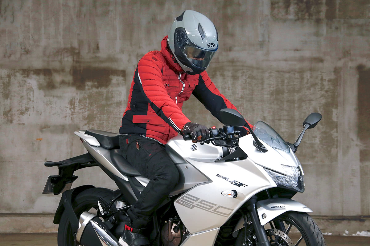 スーパースポーツタイプのバイクにクシタニ K-2809 アニフェスジャケットを着てまたがった状態