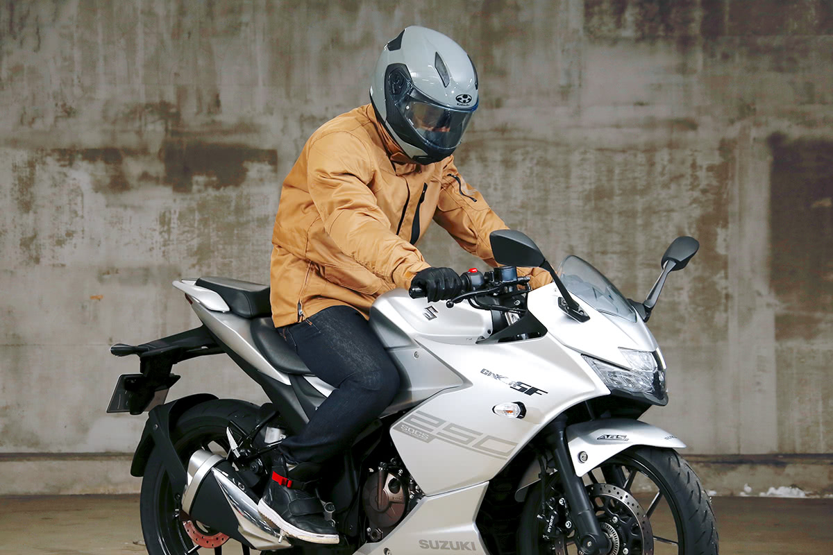 スーパースポーツタイプのバイクにMaxFritz MFB-2342 ワンサイドラグランジャケットを着てまたがった状態