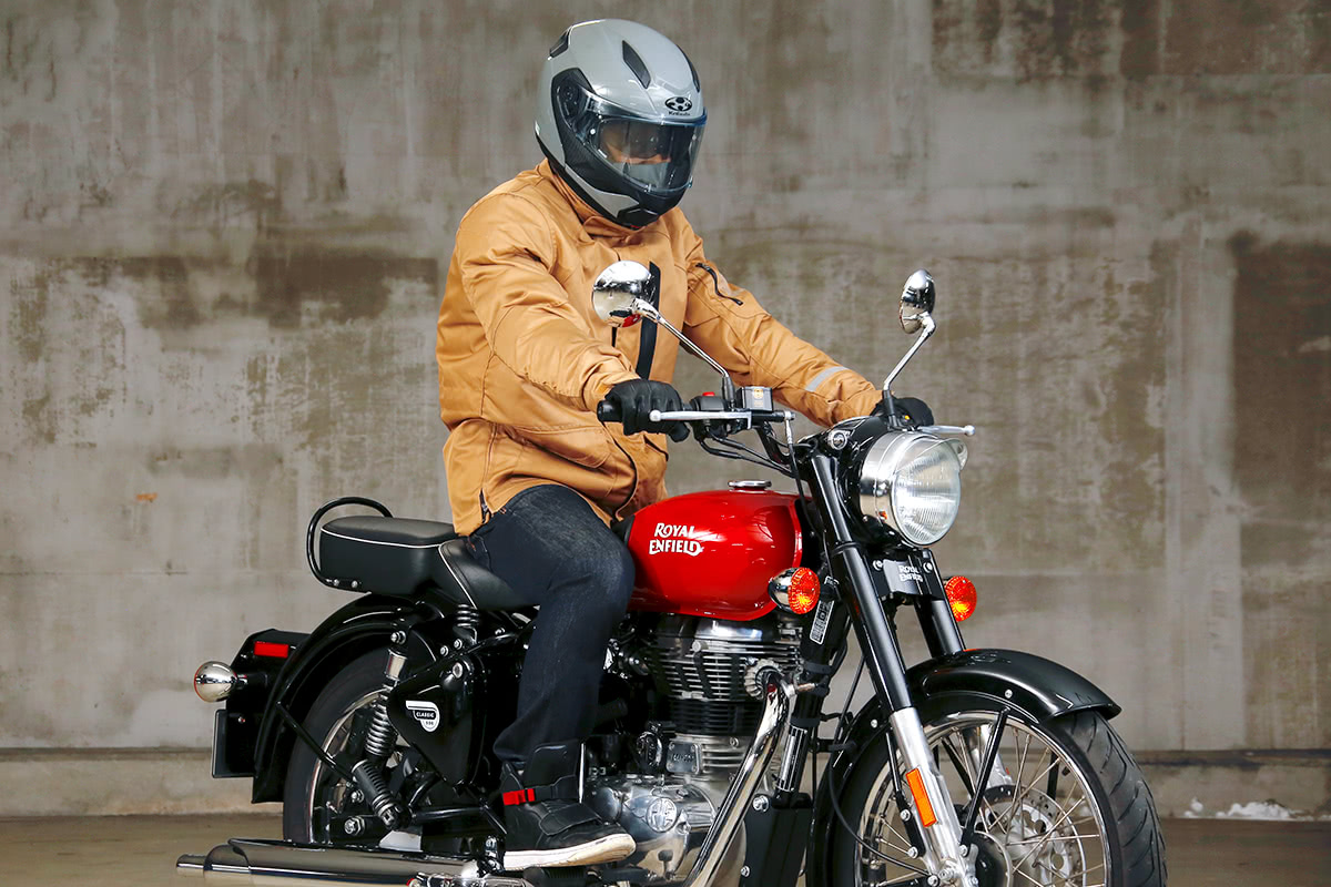 クラシカルタイプのバイクにMaxFritz MFB-2342 ワンサイドラグランジャケットを着てまたがった状態