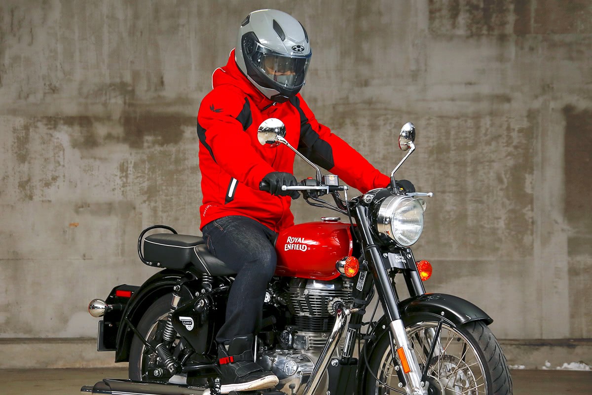 クラシカルタイプのバイクにMOTORHEAD RIDERS（モーターヘッドライダース）M-8F オールウェザーパーカを着てまたがった状態