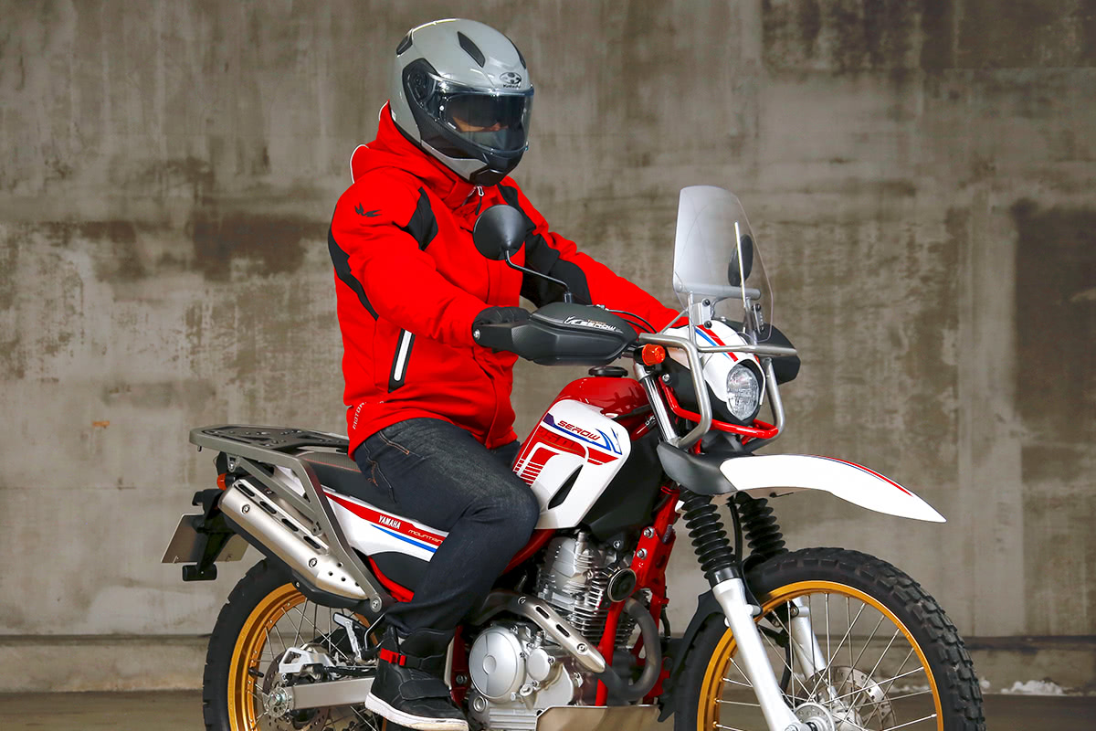 アドベンチャータイプのバイクにMOTORHEAD RIDERS（モーターヘッドライダース）M-8F オールウェザーパーカを着てまたがった状態