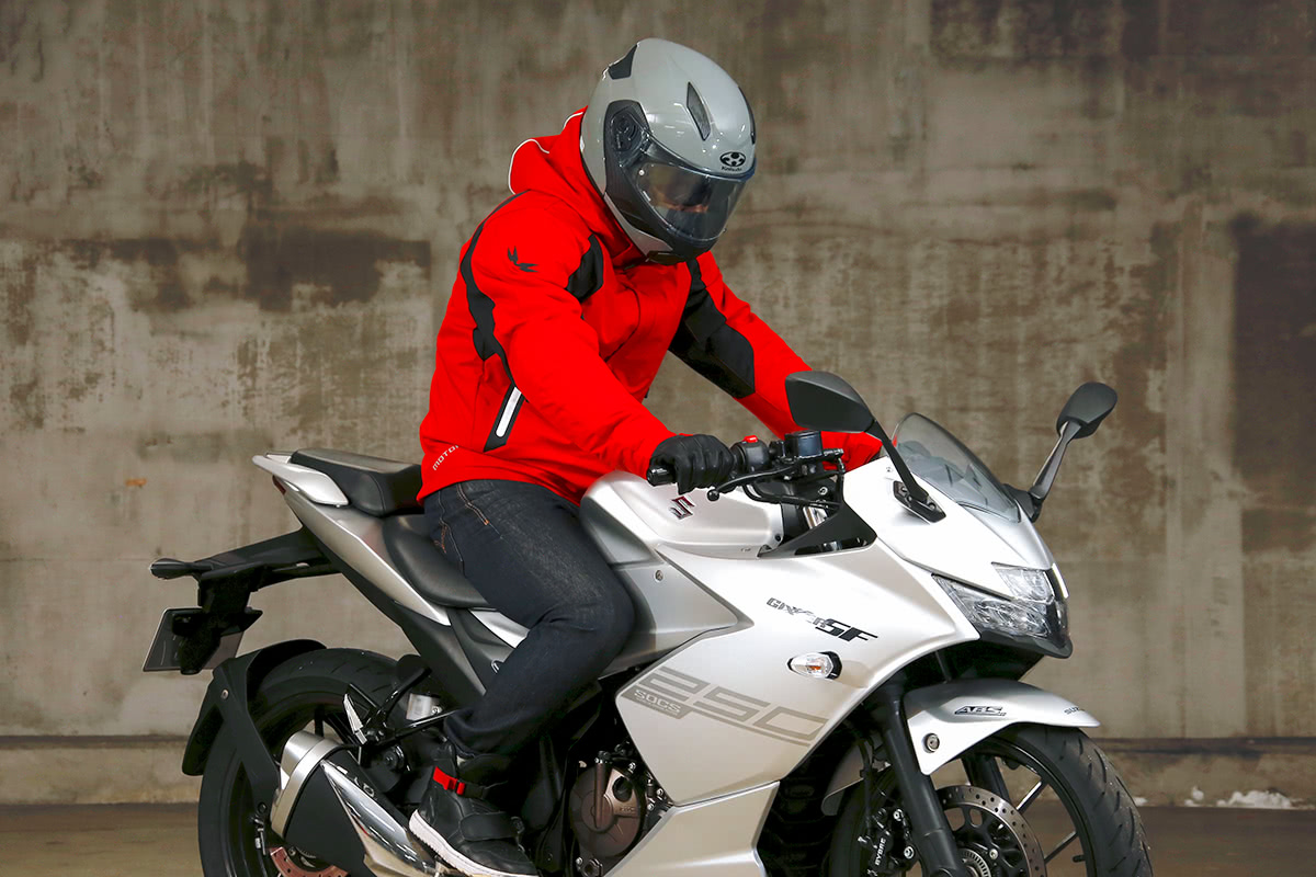 スーパースポーツタイプのバイクにMOTORHEAD RIDERS（モーターヘッドライダース）M-8F オールウェザーパーカを着てまたがった状態