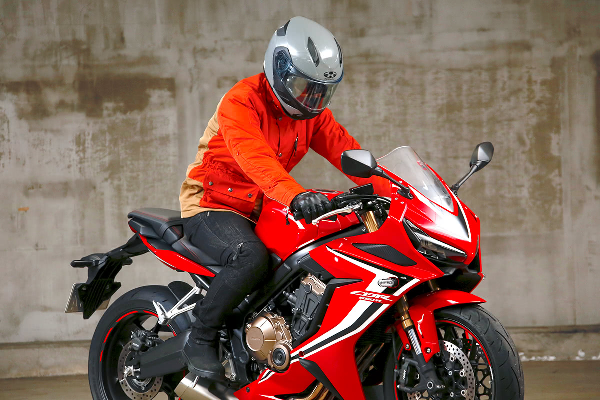 スーパースポーツタイプのバイクにMaxFritz MFB-2342 ワンサイドラグランジャケットを着てまたがった状態