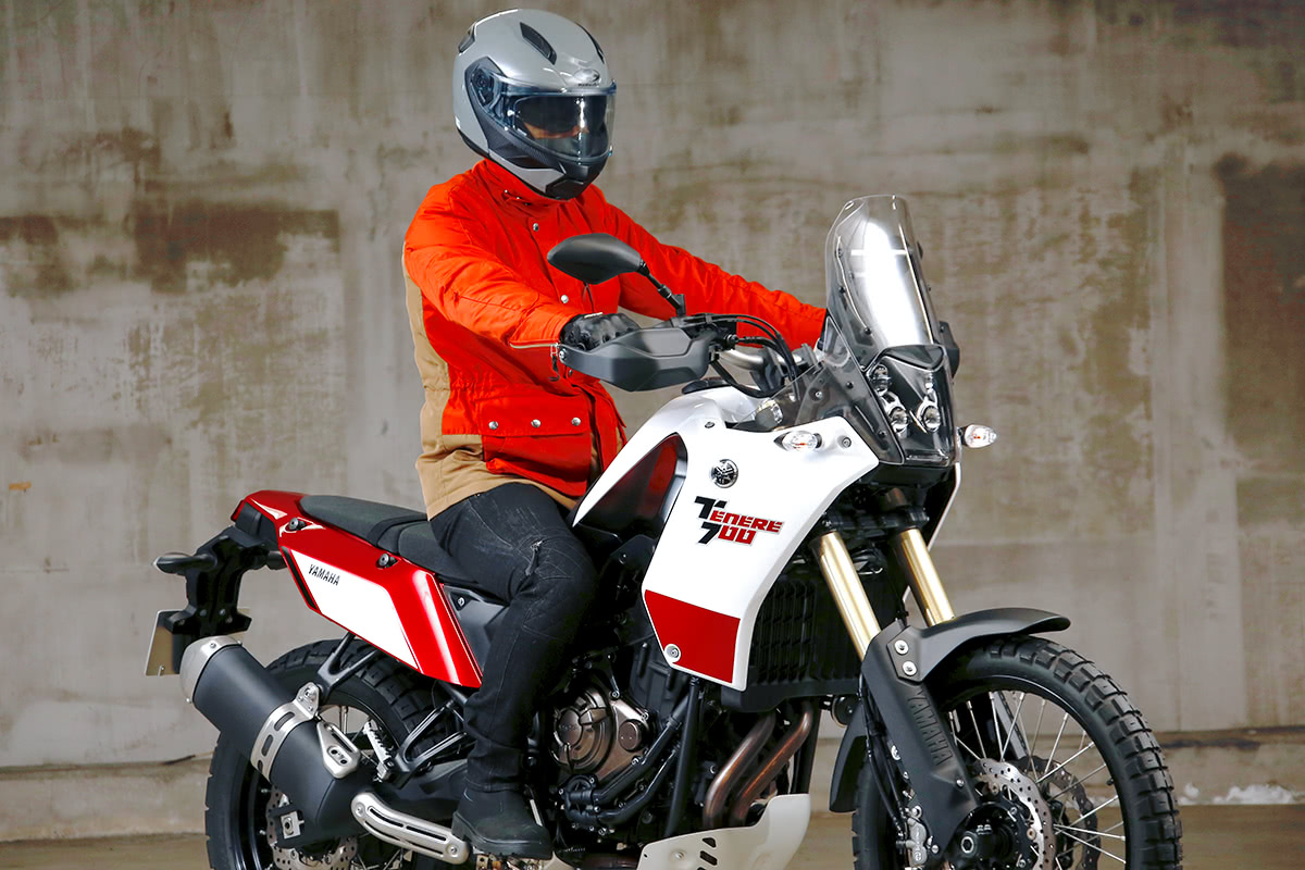 アドベンチャータイプのバイクにMaxFritz MFB-2342 ワンサイドラグランジャケットを着てまたがった状態