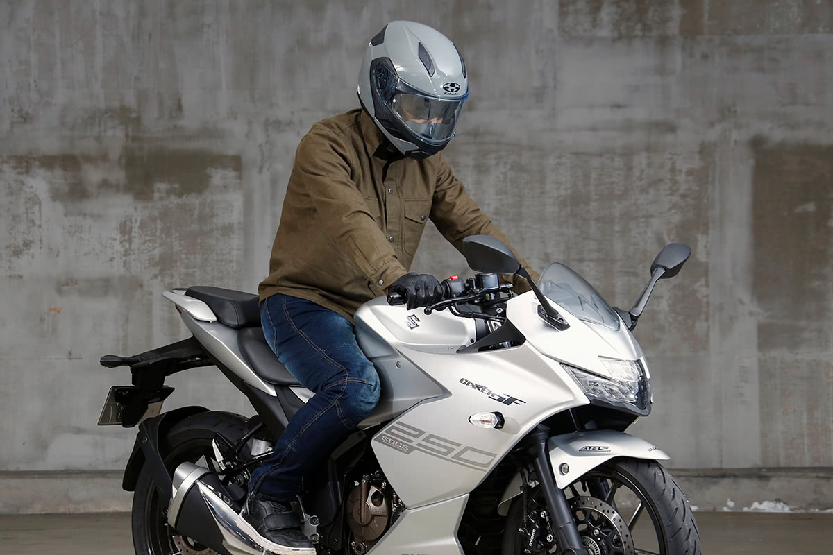 スーパースポーツタイプのバイクにMOTO SHIRTS with KEVLARを着てまたがった状態