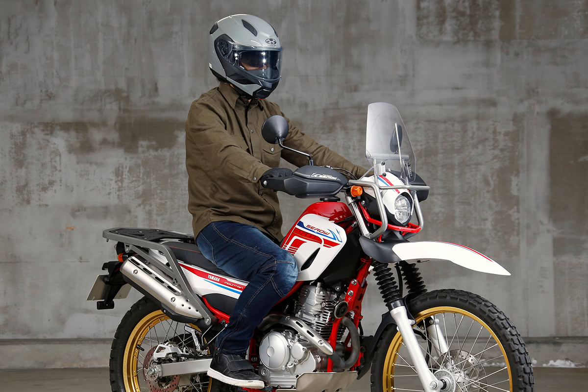 アドベンチャータイプのバイクにMOTO SHIRTS with KEVLARを着てまたがった状態