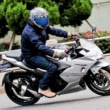 GOLDWIN MOTORCYCLE GWM ゴアテックスデニムジャケットとゴアテックスデニムパンツを着てバイクで走るライダー