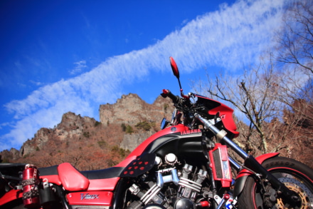 紅葉バイクに映える妙義山