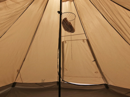 DOD キャンプタマイーレをテント内で小物入れとして使っている様子