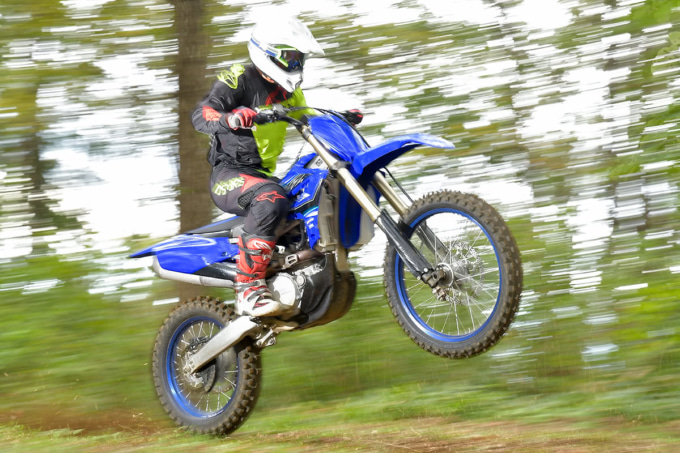 2021年モデル YAMAHA YZ450FXでダートをジャンプ