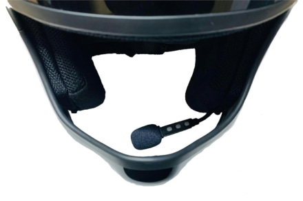 RIDEZ ワイヤレスヘルメットヘッドセット DEF-HP1のマイクをヘルメットに装着したイメージ