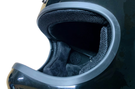 RIDEZ ワイヤレスヘルメットヘッドセット DEF-HP1のスピーカーをヘルメットに装着したイメージ