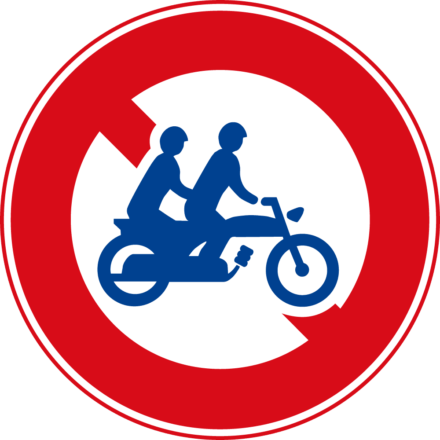 「大型自動二輪車及び普通自動二輪車二人乗り通行禁止」の標識