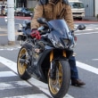 バイクを押し歩きで横断歩道を渡っている様子