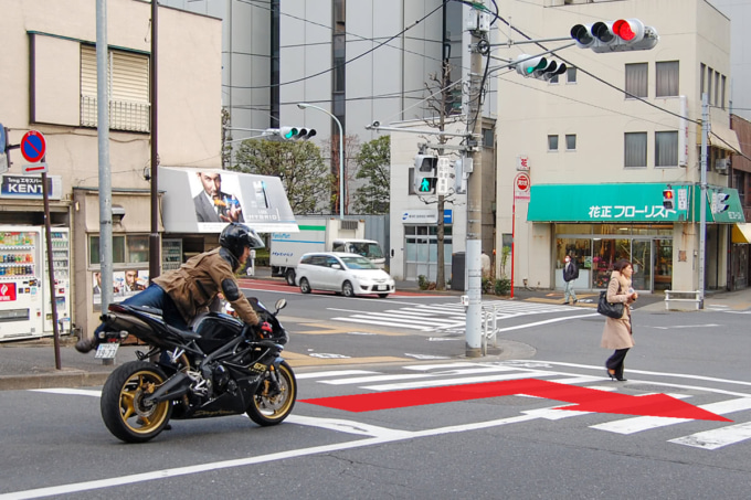 信号待ちで先頭の場合、バイクから降りてエンジンを切り押し歩きで横断歩道を渡れる