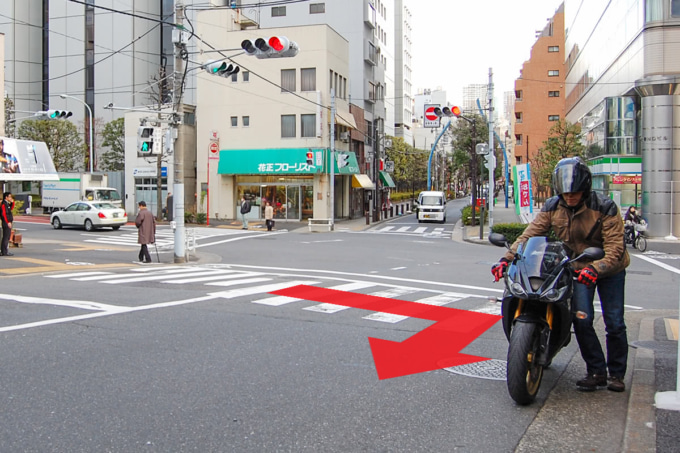 押し歩きで反対車線に出た状態