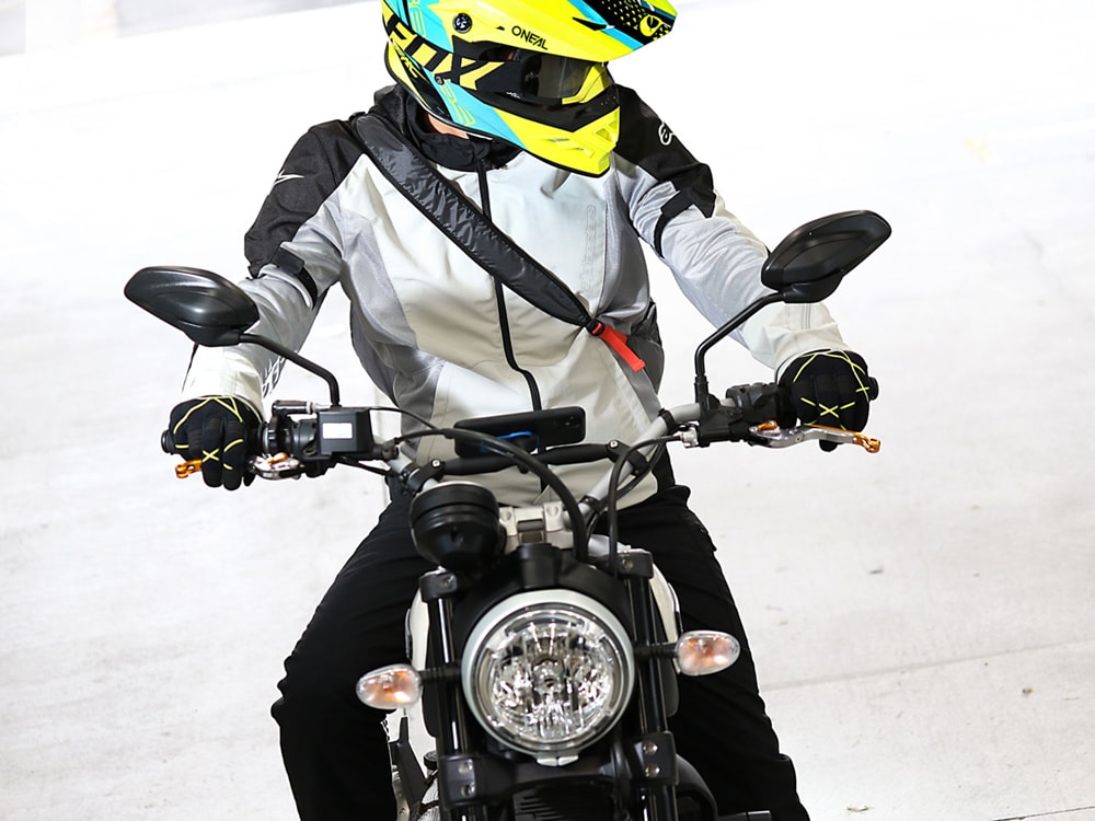 ヘルメットが入るのにコンパクトに収納できちゃう!? バックパック、ショルダーバッグタイプのエコバッグをご紹介 バイクニュース タンデムスタイル