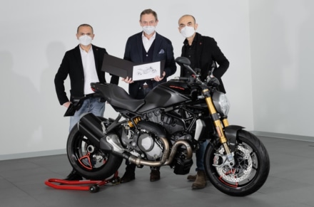 DUCATIのモンスターが生産累計35万台を達成！35万台めを購入のオーナーにDUCATIのCEO自らが納車