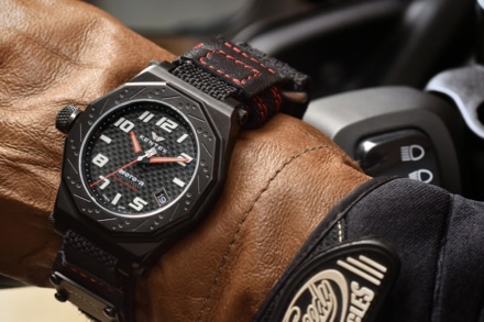 ライダー専用に開発・設計。タフでスポーティな造形美光る腕時計“MOTO-R”をご紹介