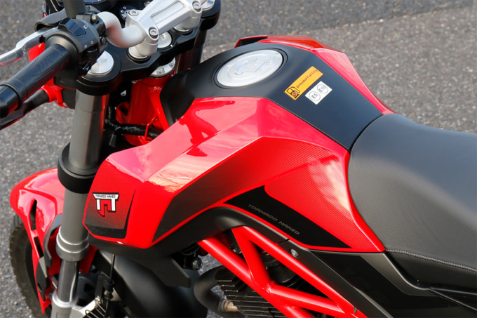 BENELLI TNT125（ベネリ トルネードネイキッドT125）タンク