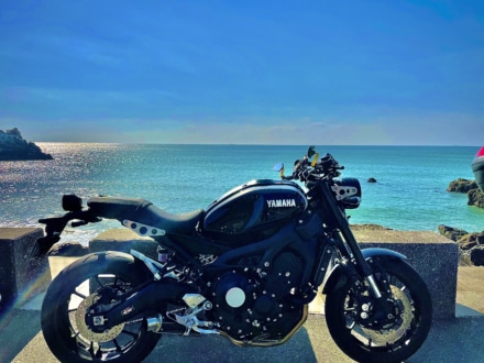 淡青な海と漆黒のバイク