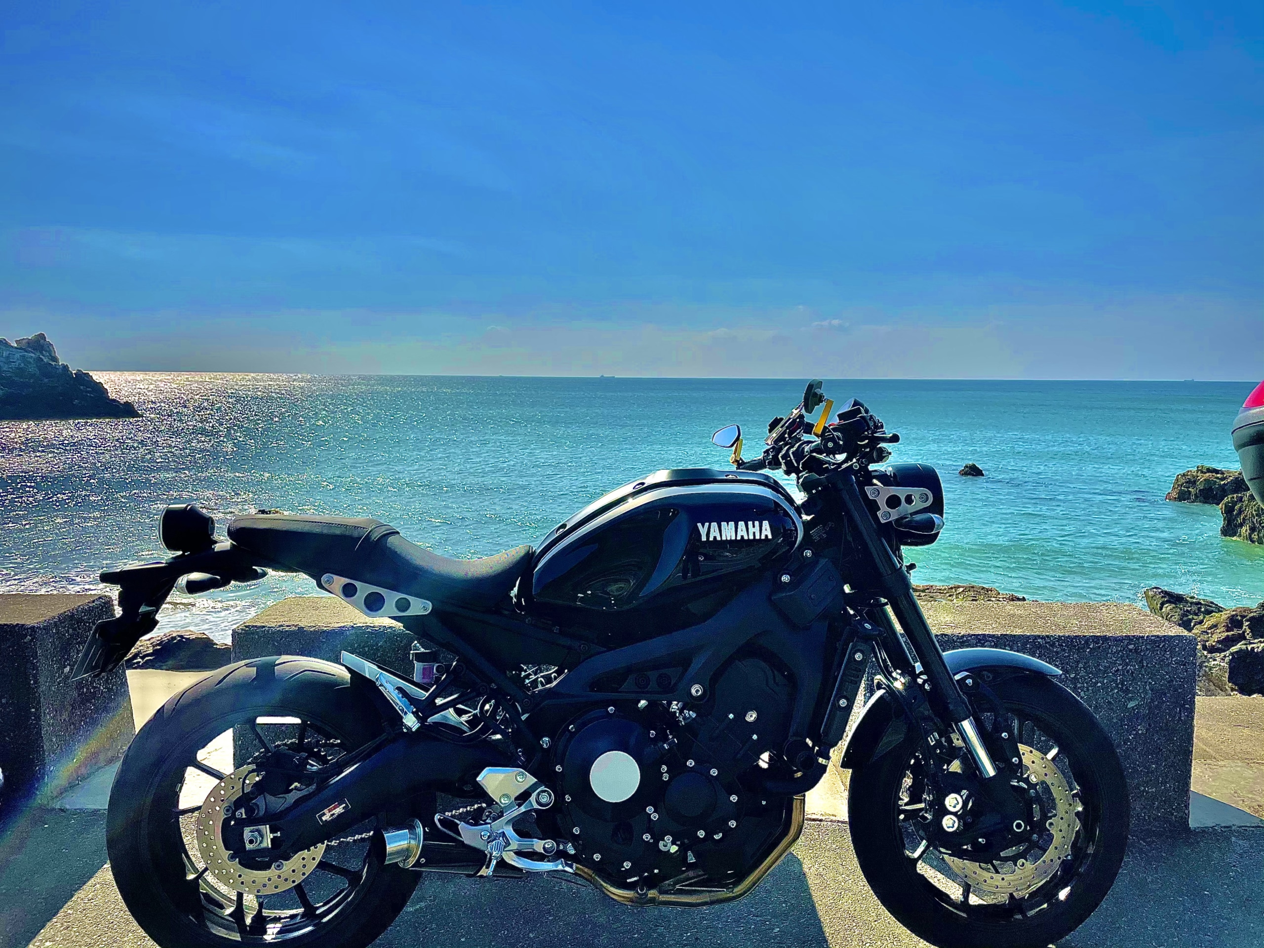 淡青な海と漆黒のバイク ツーリングフォトグランプリ タンデムスタイル