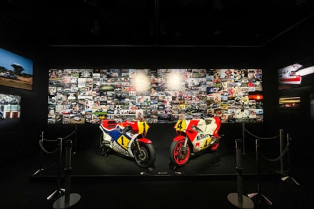 歴史あるレース写真が100点展示！ ケニーとスペンサーが乗ったWGPマシンの実車も見られる！JRPA50周年写真展開催中