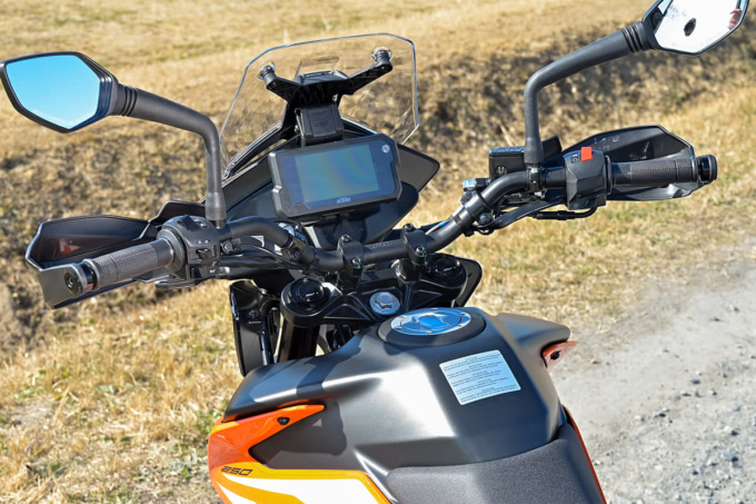 KTM 250ADVENTURE（2021年モデル）ハンドルまわり